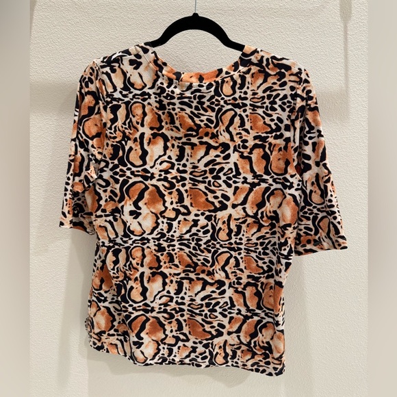 Animal Print Women's Top size medium elbow length sleeve - Picture 4 of 4